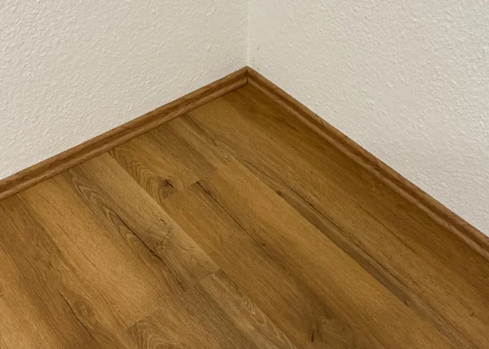 Verlegter Laminatboden mit Sockelleiste