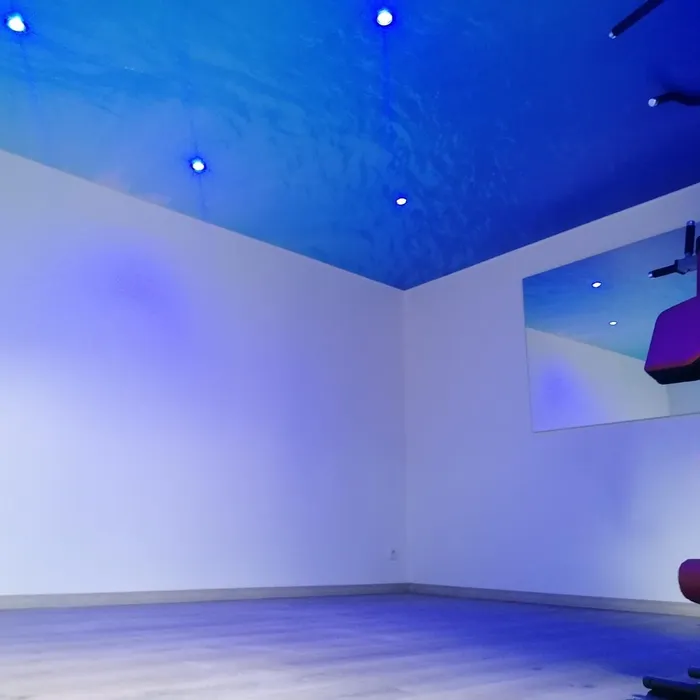 Farbige LED-Spanndecke in einem Fitnessraum